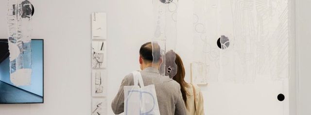 관람하고 있는 모습 / 이미지 출처: 아트부산 공식 홈페이지