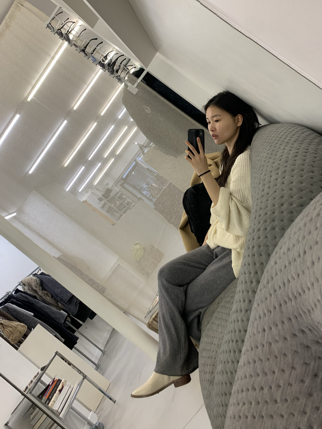 At Dawn에서 잠시 쉬어가던 순간. 결국 사진 속 빈티지 백을 구매했다. / 이미지 출처: 필자 촬영