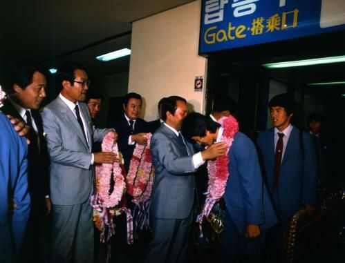 1983년 세계 청소년 축구 선수권 대회 4강을 달성하고 한국에 도착한 선수들 / 사진출처: 한국정책방송원