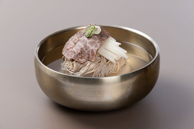 엄선된 최고급 메밀가루를 사용해 씹을수록 구수한 메밀향이 살아나는 봉밀가의 냉면 / 출처: 네이버지도 업체 등록