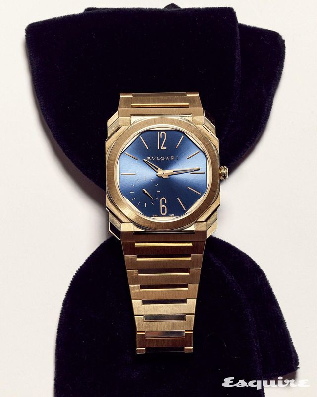 40mm 팔각형 옐로 골드 케이스와 선레이 마감 처리한 블루 래커 다이얼의 대비가 매력적인 옥토 피니씨모 워치 6900만원 불가리.
