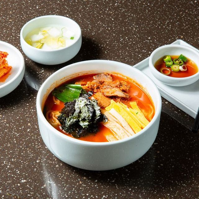 해장용으로도, 술 안주로도 좋은 ‘손만두술국’이 대표 메뉴다. / 출처: 진진만두 여의도점 네이버지도 업체 등록
