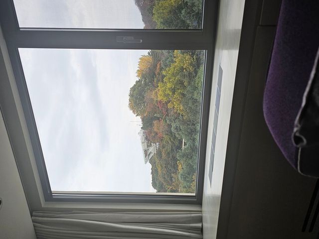 가을에는 한강뷰 보단 아차산 뷰를 추천한다. 넓은 창으로 아차산의 단풍을 마음 껏 즐길 수 있다. / 이미지 출처: 필자 촬영