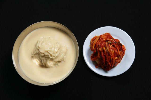 진한 콩물을 한 입 떠 먹는 순간 명성의 당위성을 납득하게 된다. / 출처: 진주집 네이버지도 업체 등록