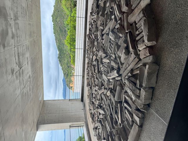 리처드 롱(Richard Long)의 <세토내해로 떠내려온 나무로 만든 원> (1997) / 이미지 출처: 필자 촬영