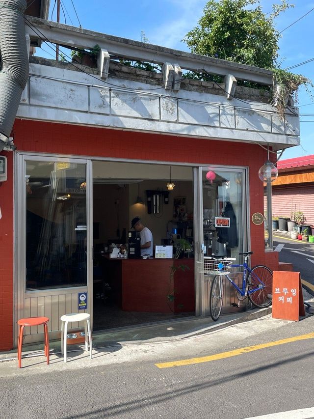 레트로한 분위기가 감도는 작은 카페 ‘애락’은 동네 사랑방 역할을 한다. / 출처: 애락 네이버지도 업체 등록