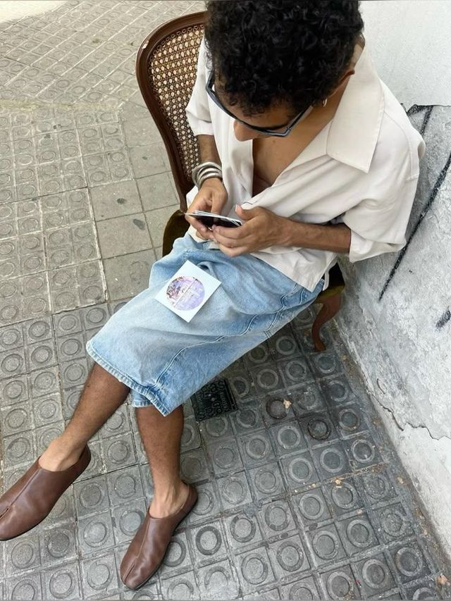 가죽 소재의 뮬은 데님과도 자연스럽게 매칭할 수 있다. 