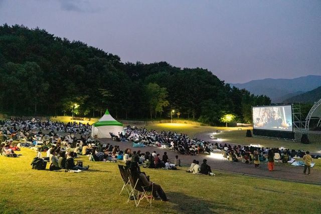 해가 지기 시작하면 덕유산 일대는 더욱 낭만적인 야외 극장이 된다. / 출처: 무주산골영화제 인스타그램(@mujufilmfest)