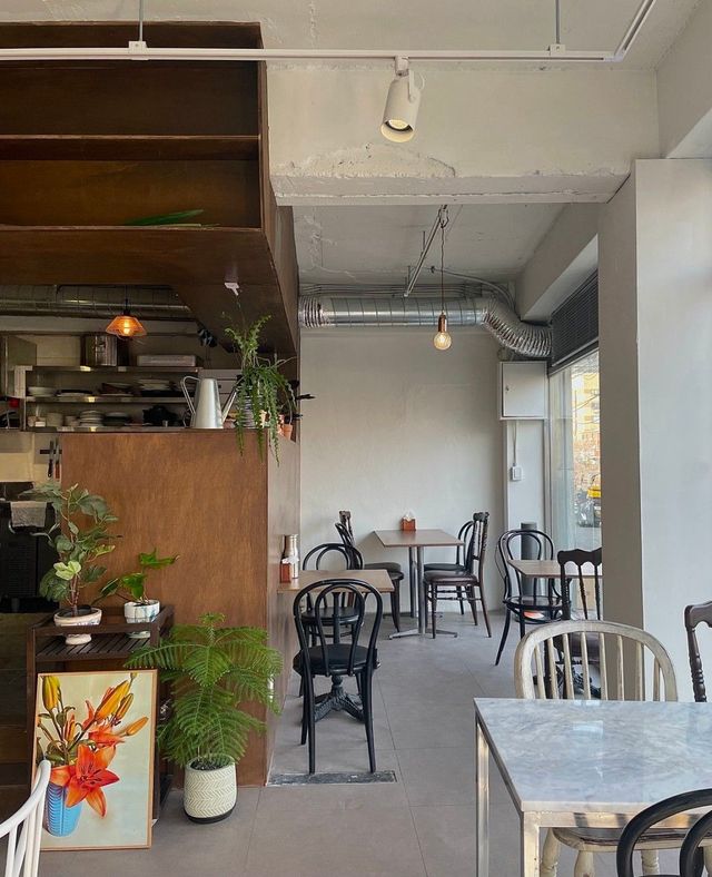 통창 너머로 보이는 성북천을 바라보며 여유롭게 식사를 즐길 수 있다. / 출처: 오모 브런치 바 네이버지도 업체 등록