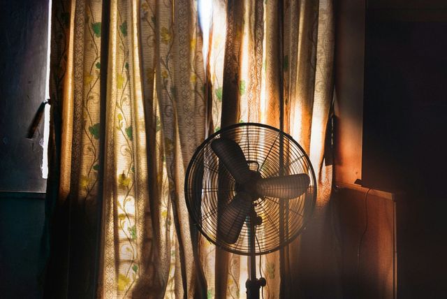 서향 창문이 있는 방은 오후 내내 햇빛을 받아 저녁까지 열기가 남아있다. / 출처: Unsplash
