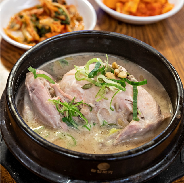 잣, 깨, 호박씨 등 다양한 견과류를 함께 우려내어 완성한 고소하고 걸쭉한 국물 삼계탕 / 이미지 출처: 더미식