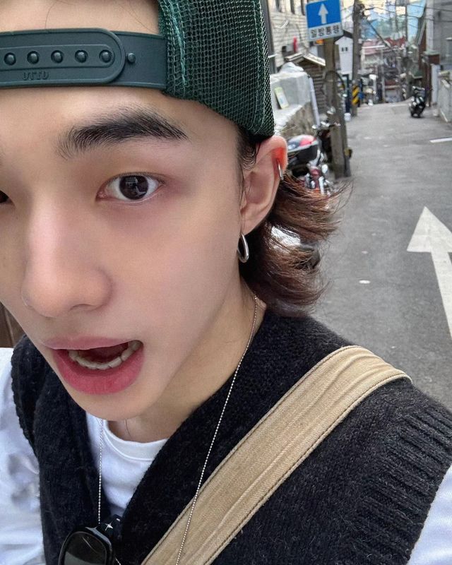 캐피탈의 메쉬 트러커 캡을 착용한 스트레이 키즈 현진 / 이미지 출처: 인스타그램 @hynjinnnn
