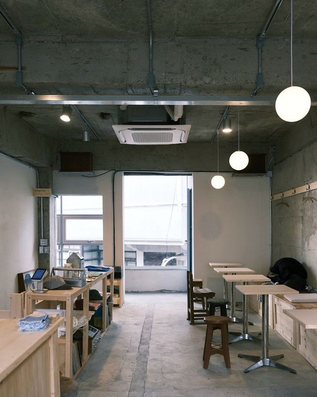 깔끔한 분위기로 여유를 만끽하기 좋다. / 출처: cafe fwd 네이버지도 업체 등록