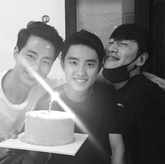 조인성과 이광수, 도경수는 2014년 〈괜찮아, 사랑이야〉를 통해 연을 맺었다. / 출처: 이광수 인스타그램(@masijacoke850714)