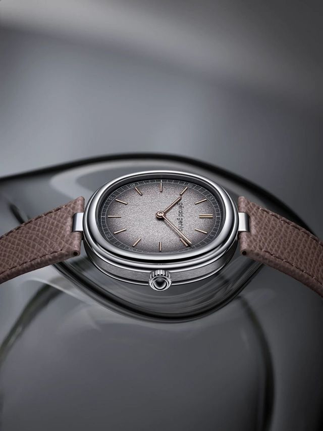 지름 38mm, 두께 8.15mm의 쿠션 케이스에 가드룬 장식을 더한 제네바 타임 온리 그라파이트 / 이미지 출처: 제랄드 젠타