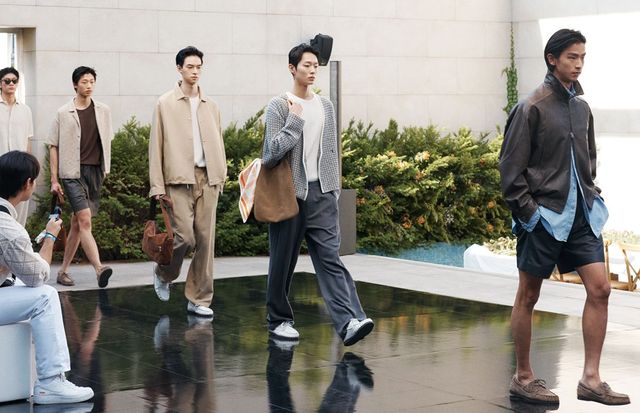 타임 옴므 클래스에서 열린 2026 S/S 리조트 컬렉션 런웨이 쇼.