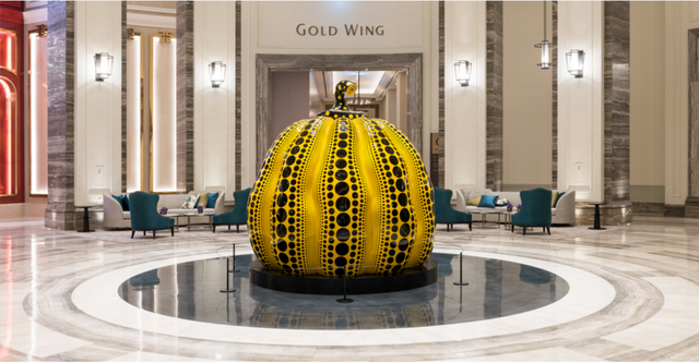 호텔 로비의 쿠사야 야요이(Yayoi Kusama), ‘Great Gigantic Pumpkin’, FRP(섬유강화플라스틱),우레탄 페인트, 260x260x250cm. / 이미지 출처: 파라다이이스시티 홈페이지