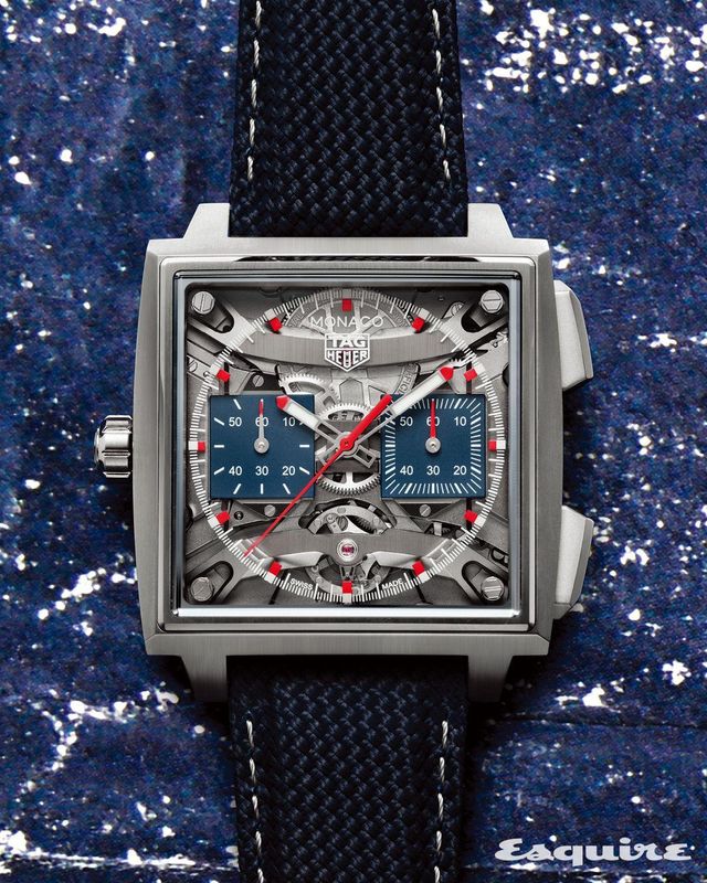 오픈워크 구조의 40mm 그레이드 5 티타늄 케이스와 두 개의 블루 카운터가 조화로운 모나코 에버그래프 4270만원 태그호이어.