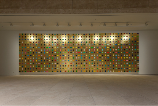 아트 스페이스의 데이미안 허스트 (Damien Hirst), ‘Aurous cyanide’, 캔버스에 하우스홀드 글로스 및 금박, 290x890x9cm / 이미지 출처: 파라다이이스시티 홈페이지