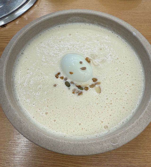 고소한 콩물이 가득한 이가식당 콩국수. 군더더기 없이 여름 입맛을 깨우는 한 그릇이다. / 이미지 출처: 필자 촬영