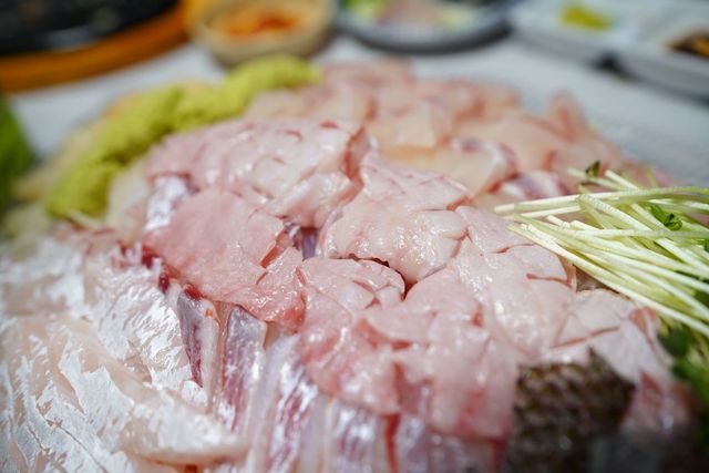 여름 보양식으로 꼽히는 노량진수산시장의 민어회. / 이미지 출처: 필자 촬영
