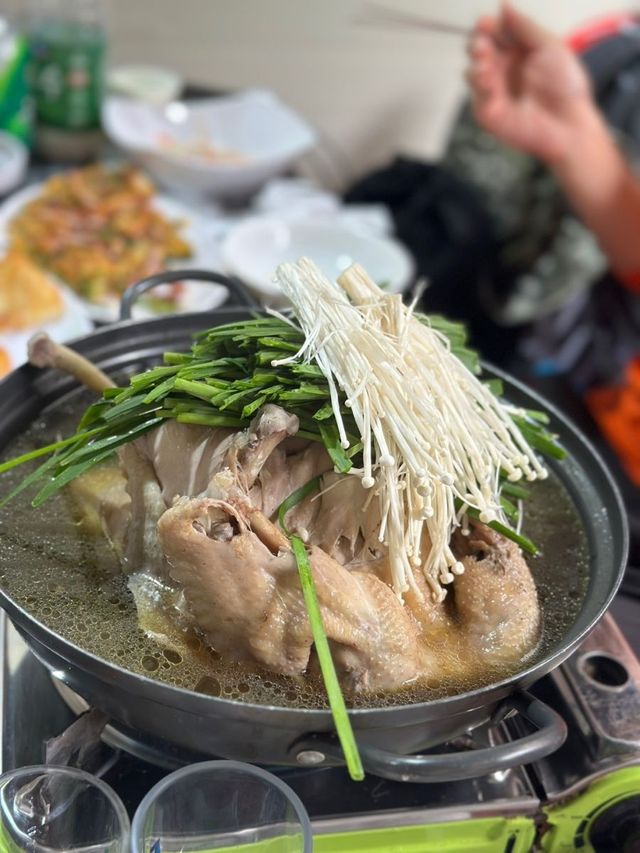 산행 뒤 든든하게 즐긴 닭백숙 한 상 / 이미지 출처: 필자 촬영