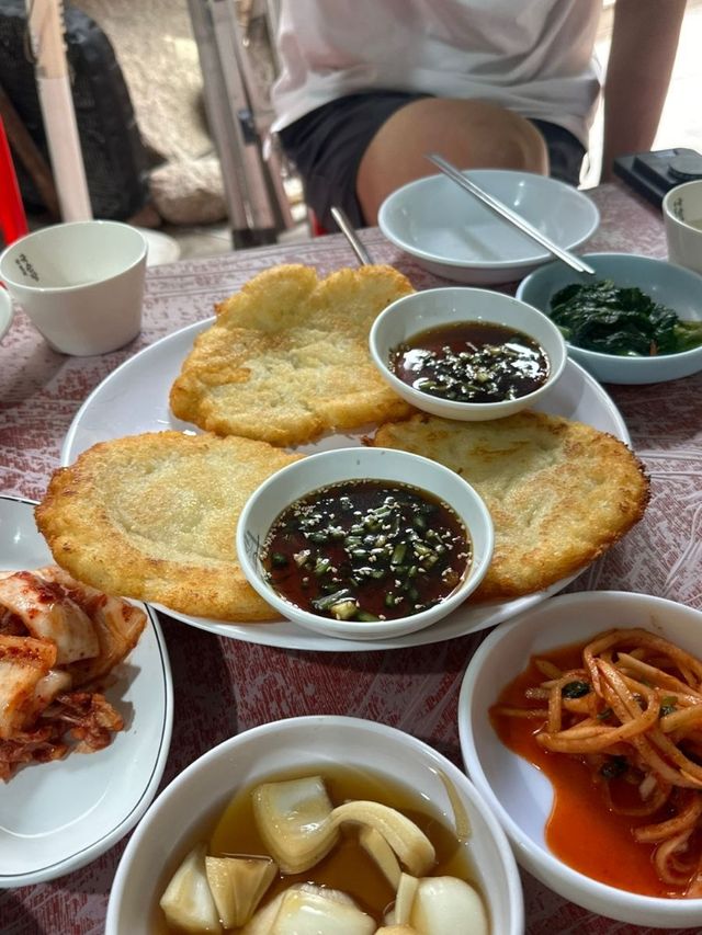 바삭하게 구워낸 감자전과 함께 차려진 밑반찬 / 이미지 출처: 필자 촬영