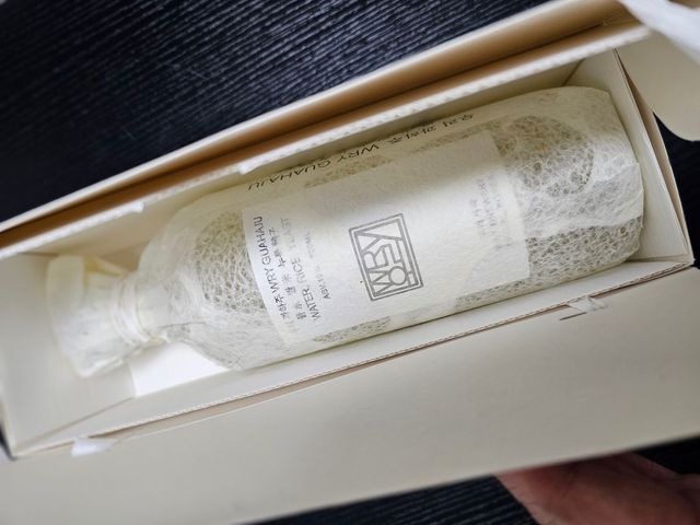 우리서막 WRY의 과하주. 닥종이 망사로 감싼 병에 ‘물, 쌀, 누룩’이라는 술의 재료가 담백하게 적혀 있다./ 이미지 출처: 필자 촬영