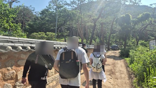 진관사 주변 숲길을 따라 걷는 등산길 / 이미지 출처: 필자 촬영