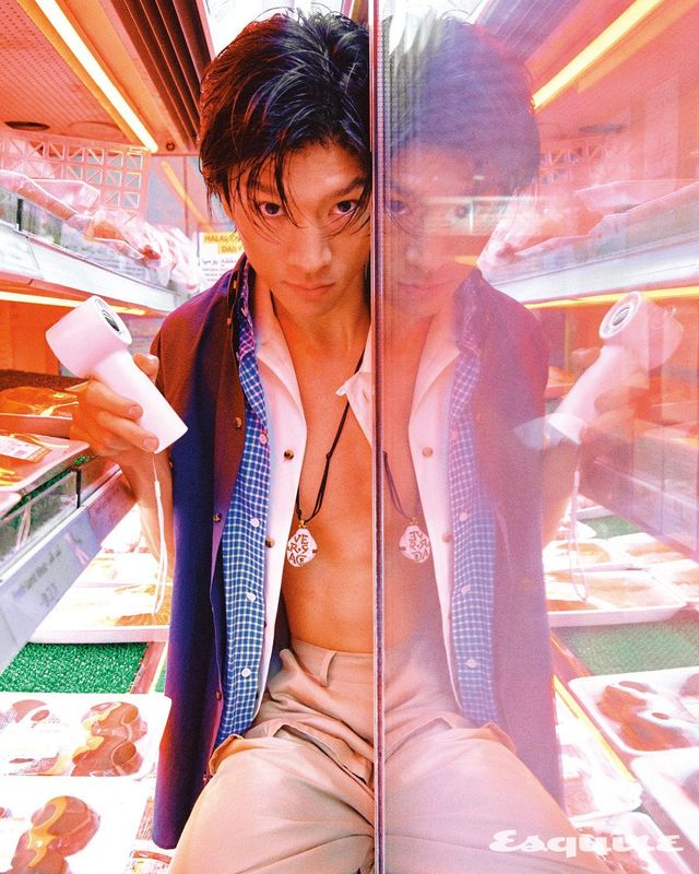 네이비 쇼트 슬리브 셔츠 120만원, 블루 체크 쇼트 슬리브 셔츠 130만원, 화이트 쇼트 슬리브 셔츠 120만원, 코튼 팬츠 가격 미정 모두 로에베. 인그레이빙 스톤 펜던트 루이나 네크리스 262만원 베르사체.