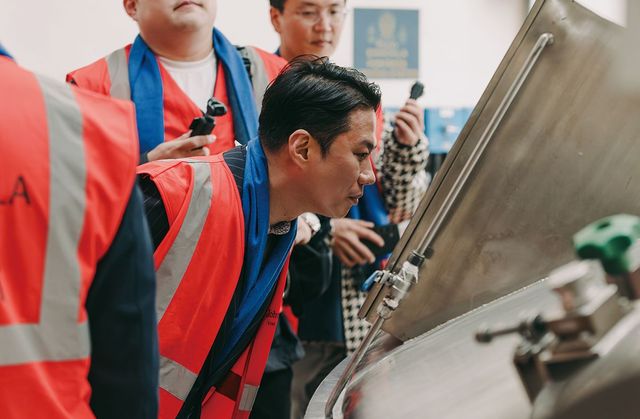 당화조 속의 매싱 작업을 살펴보고 있는 증류소 방문객. 