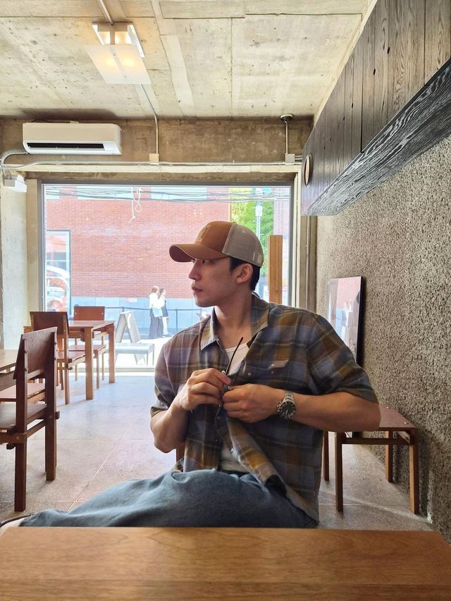 체크 셔츠의 반전 매력 스타일링 / 이미지 출처: 인스타그램 @leesangyi_