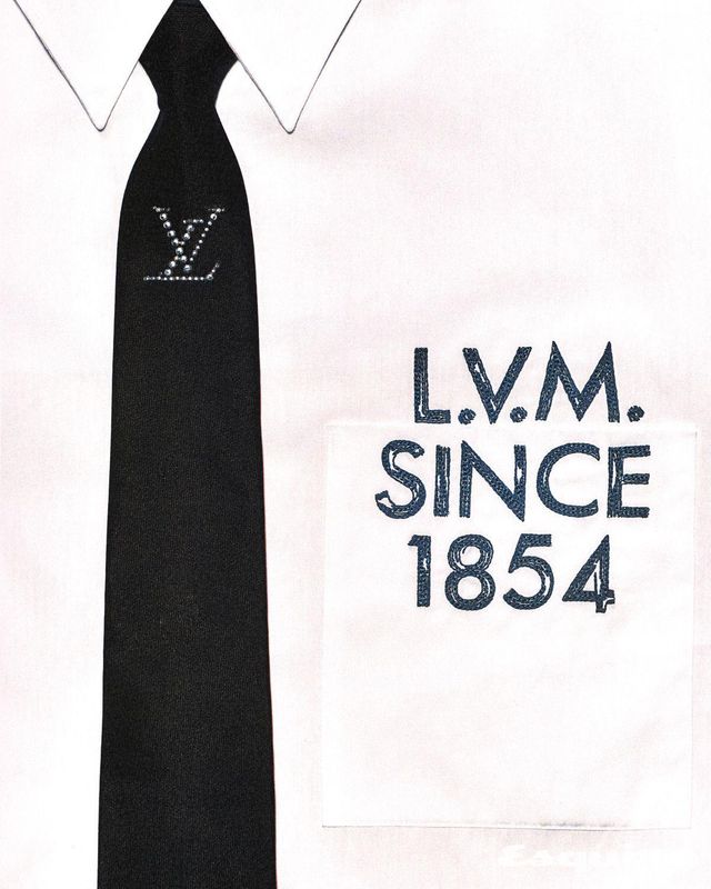 LV 레거시 프린티드 테크 셔츠, LV 펄스 타이 모두 루이 비통.