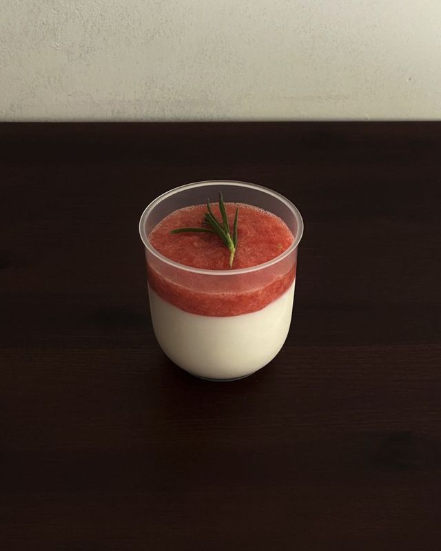 기공의 토마토푸딩은 직접 만든 판나코타 위에 토마토 퓨레를 올려 부드러움과 산미가 층층이 어우러진다. / 출처: 기공 네이버지도 업체등록