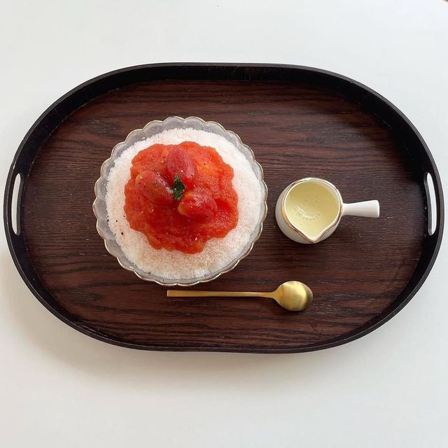 소울의 바질토마토빙수는 고운 우유얼음 위에 토마토 퓨레와 바질, 통후추가 어우러져 시원하면서도 향긋한 풍미가 느껴진다. / 출처: 소울 인스타그램(@so___oul)