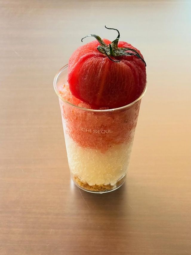 이치서울의 토마토 참외 셔벗 파르페는 크럼블과 그릭 요거트, 두 가지 맛의 셔벗, 토마토 절임이 한 컵 안에 담겨 다채로운 맛을 선사한다. / 출처: 이치서울 인스타그램(@ichi_seoul)
