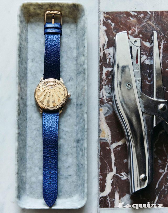 기요셰 디테일의 핑크 골드 케이스와 블루 송아지 가죽 스트랩이 조화로운 37mm 핑크 골드 기요셰 땅부르 컨버전스 워치 루이 비통.