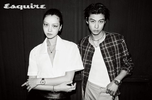 40mm 스틸 케이스와 일체형 브레이슬릿에 그레이 다이얼을 매치한 땅부르 워치, 화이트 골드 르 다미에 드 루이 비통 스몰 이어링, 화이트 골드 르 다미에 드 루이 비통 펜던트 네크리스, 오른손 손목에 착용한 화이트 골드 르 다미에 드 루이 비통 라지 브레이슬릿, 오른손 검지에 낀 화이트 골드 르 다미에 드 루이 비통 스몰 링, 왼손 검지에 낀 화이트 골드 르 다미에 드 루이 비통 라지 링, 약지에 낀 화이트 골드 르 다미에 드 루이 비통 미디엄 링, 화이트 리브드 크롭트 블라우스, 블랙 레더 스커트. 40mm 핑크 골드 케이스와 일체형 브레이슬릿에 브라운 다이얼을 매치한 땅부르 워치, 검지에 레이어링한 핑크 골드와 화이트 골드 르 다미에 드 루이 비통 스몰 링, 옐로 골드 르 다미에 드 루이 비통 미디엄 네크리스, 핑크 골드 르 다미에 드 루이 비통 펜던트 네크리스, 타탄체크 칼라리스 블루종, 코튼 카고 팬츠 모두 루이 비통. 슬리브리스 톱 에디터 소장품.