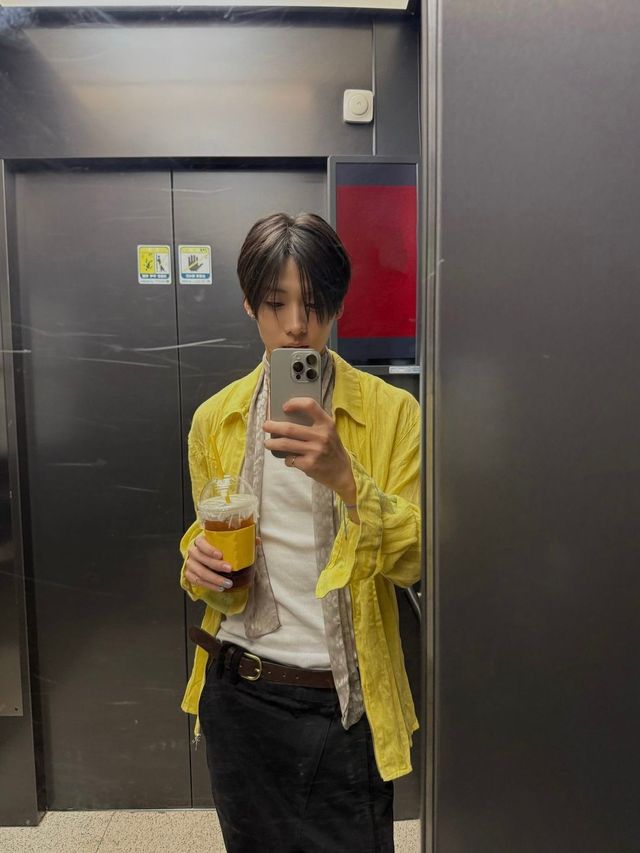 린넨 셔츠와 시스루 소재의 스카프로 부드러운 스타일링을 완성한 알파드라이브원 상원/ 이미지 출처: 알파드라이브원 플러스 챗