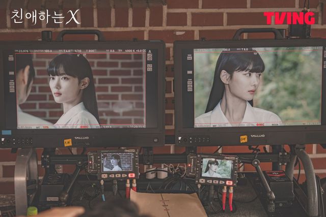 멜로, 시대극, 장르물을 모두 다뤄온 연출자 답게 〈친애하는 X〉의 어두운 분위기와도 잘 맞는다. / 출처: 티빙