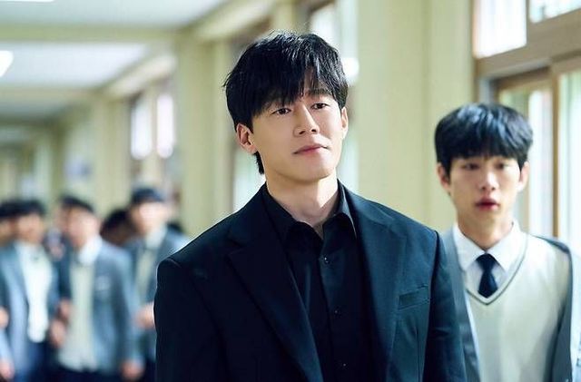 드라마 '참교육'에서 교권보호국 감독관 나화진 역을 맡은 김무열 / 이미지 출처: 넷플릭스
