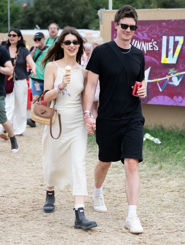 롱스커트에 매치한 숏 레인부츠 / 이미지 출처: 게티 이미지