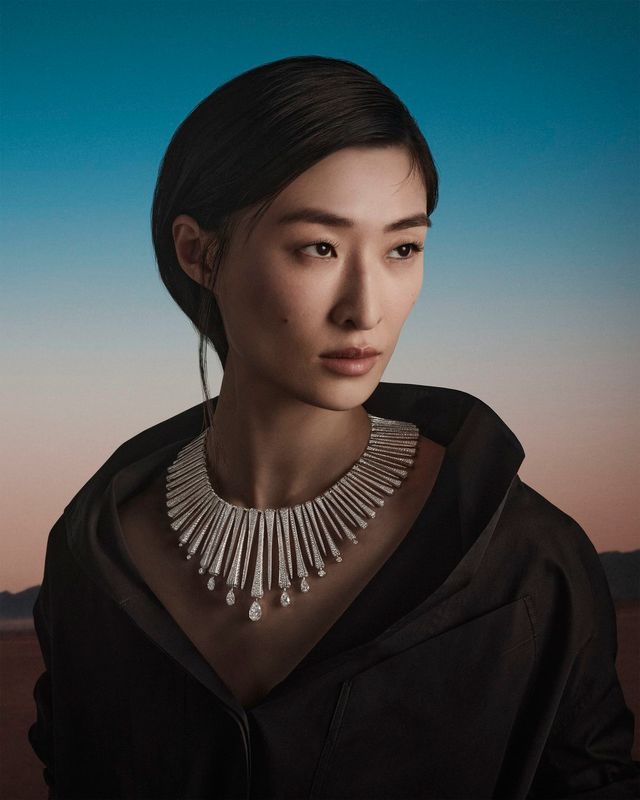 화이트 다이아몬드와 다섯 개의 페어 컷 화이트 다이아몬드를 세팅한 화이트 골드 끌루 드 포르주 루미에르 네크리스 Clou de forge Lumiere Necklace ⓒ Julien Martinez 