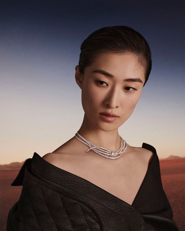 바게트 컷 화이트 다이아몬드를 세팅한 화이트 골드 라쏘 디스코 네크리스 Lasso Disco Necklace ⓒ Julien Martinez Leclerc