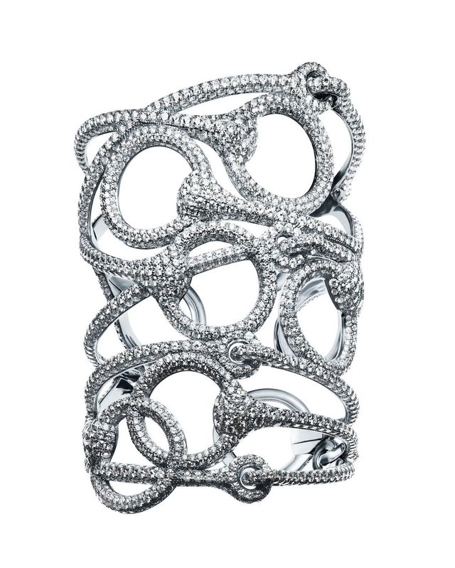 화이트 다이아몬드를 세팅한 화이트 골드 에트랑트 커프 브레이슬릿 Etreintes Cuff-bracelet ⓒ Guido Mocafico