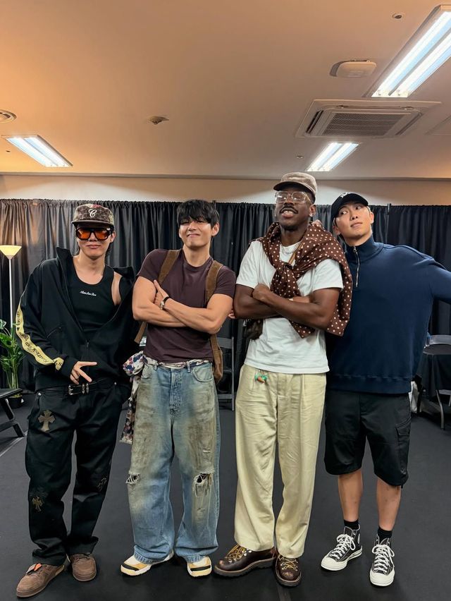 심플하고 타이트한 머슬핏의 상이에 와이드 핏 데님을 매치해 부담스럽지 않은 트렌디한 머슬핏을 선보인 뷔 / 이미지 출처: 뷔 인스타그램 @thv