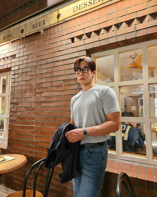 심플한 머슬핏 스타일링에 안경으로 포인트를 준 스타일링 / 이미지 출처: 이상이 인스타그램 @leesangyi_