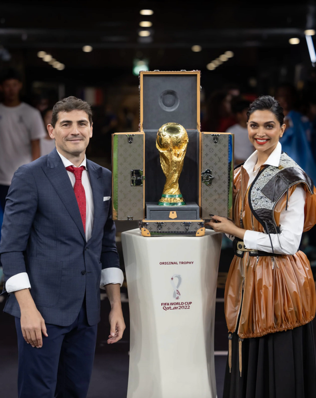 스페인 전 축구선수 이케르 카시야스와 루이 비통 앰배서더인 디피카 파두콘이 공개한 FIFA 2022 카타르 월드컵 트로피 트렁크 / 이미지 출처: 루이 비통