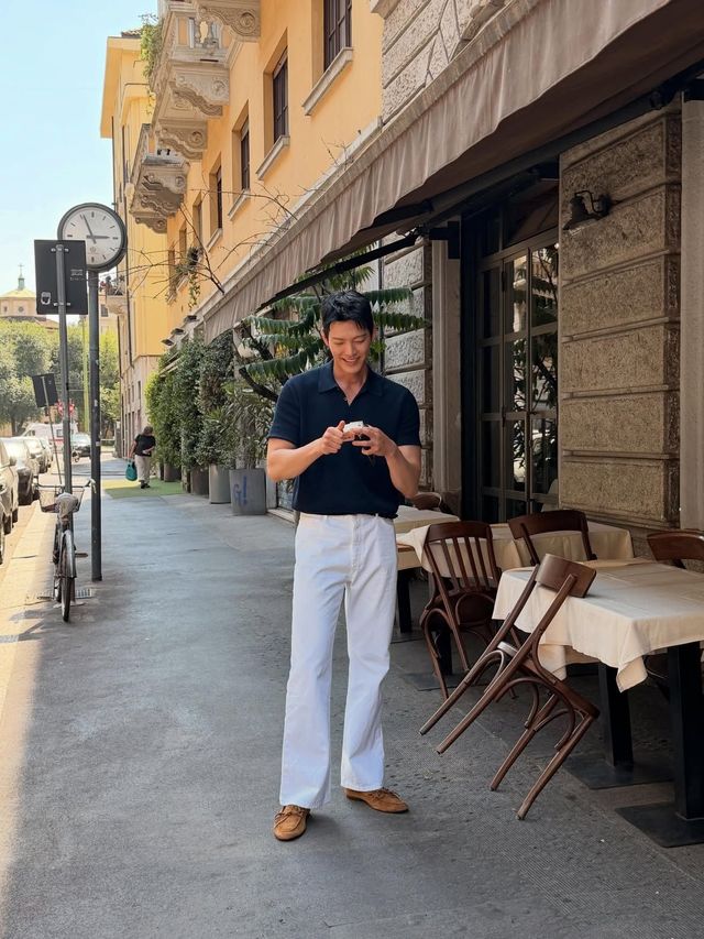 네이비 컬러의 니트를 머슬핏으로 착용한 김우빈 / 이미지 출처: 김우빈 인스타그램 @____kimwoobin