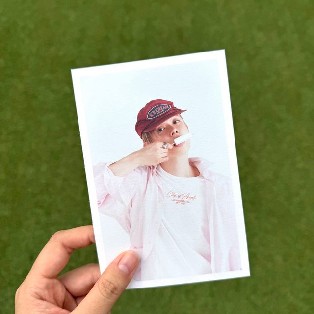 연준 미니 2집 앨범 구성품 중 하나인 포토 엽서 / 이미지 출처: 에스콰이어